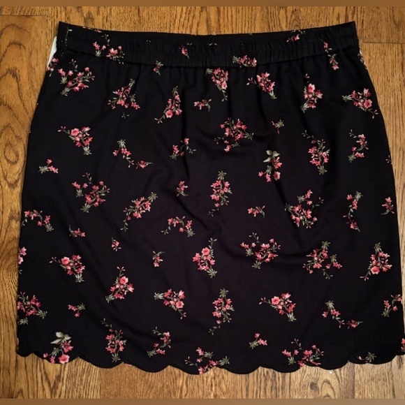 Skies Are Blue Curvy Berenice Floral Scallop Hem Skirt - Black Floral, 1X‎ NEW - Picture 1 of 4